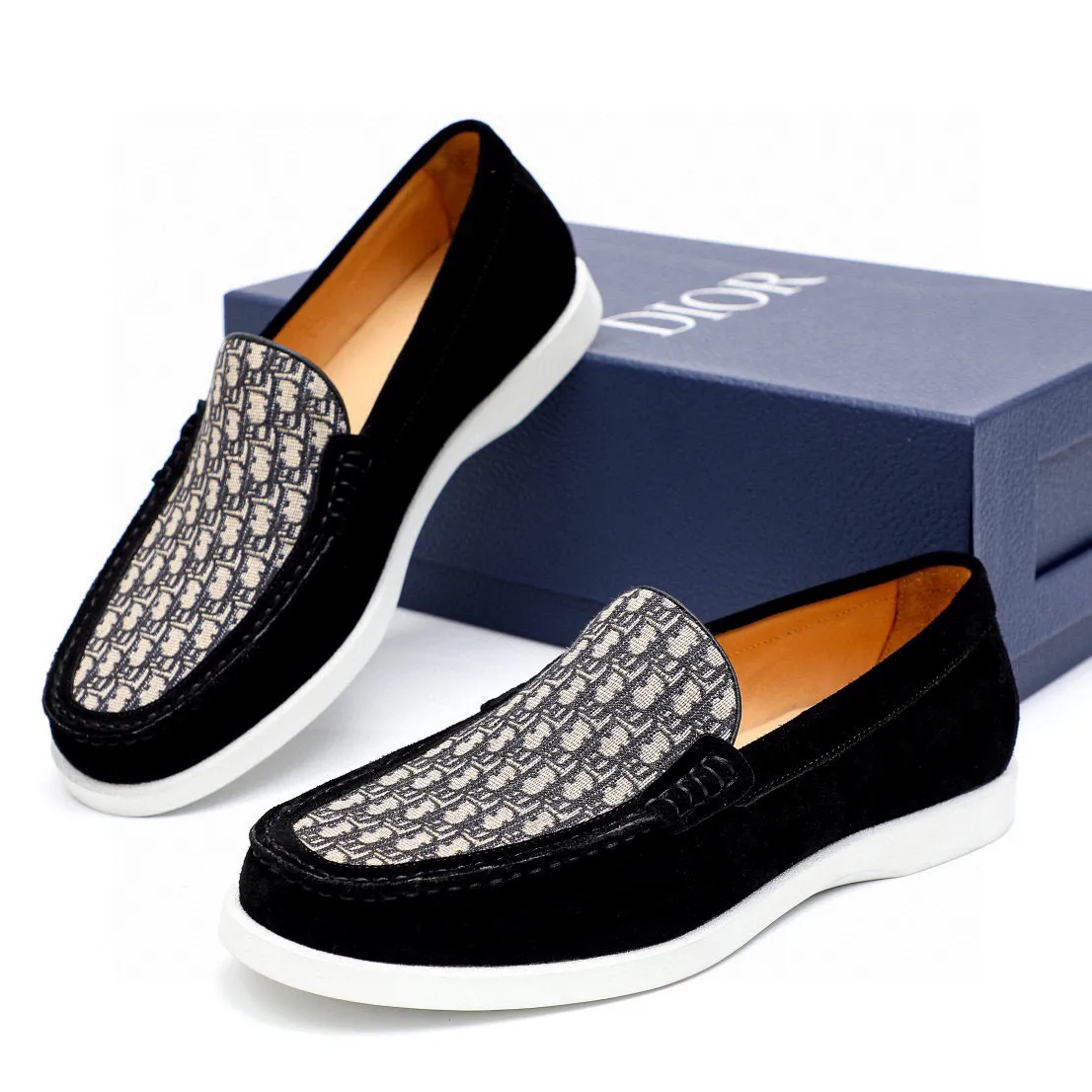 Men's shoes 💰460 💐Original packaging Product trademark: Dior "Dior" casual leather shoes Regular size: 38-44 (45.46.47🉑️Customized) Product materials: Selected Italian imported first-layer suede cowhide upper, imported water-dyed 🐂 cowhide lining. Strong three-dimensional visual effect, original rubber outsole Color: 3⃣️colors available
